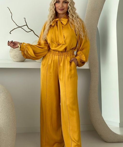 Garstyčių spalvos viskozinio šilko kostiumėlis