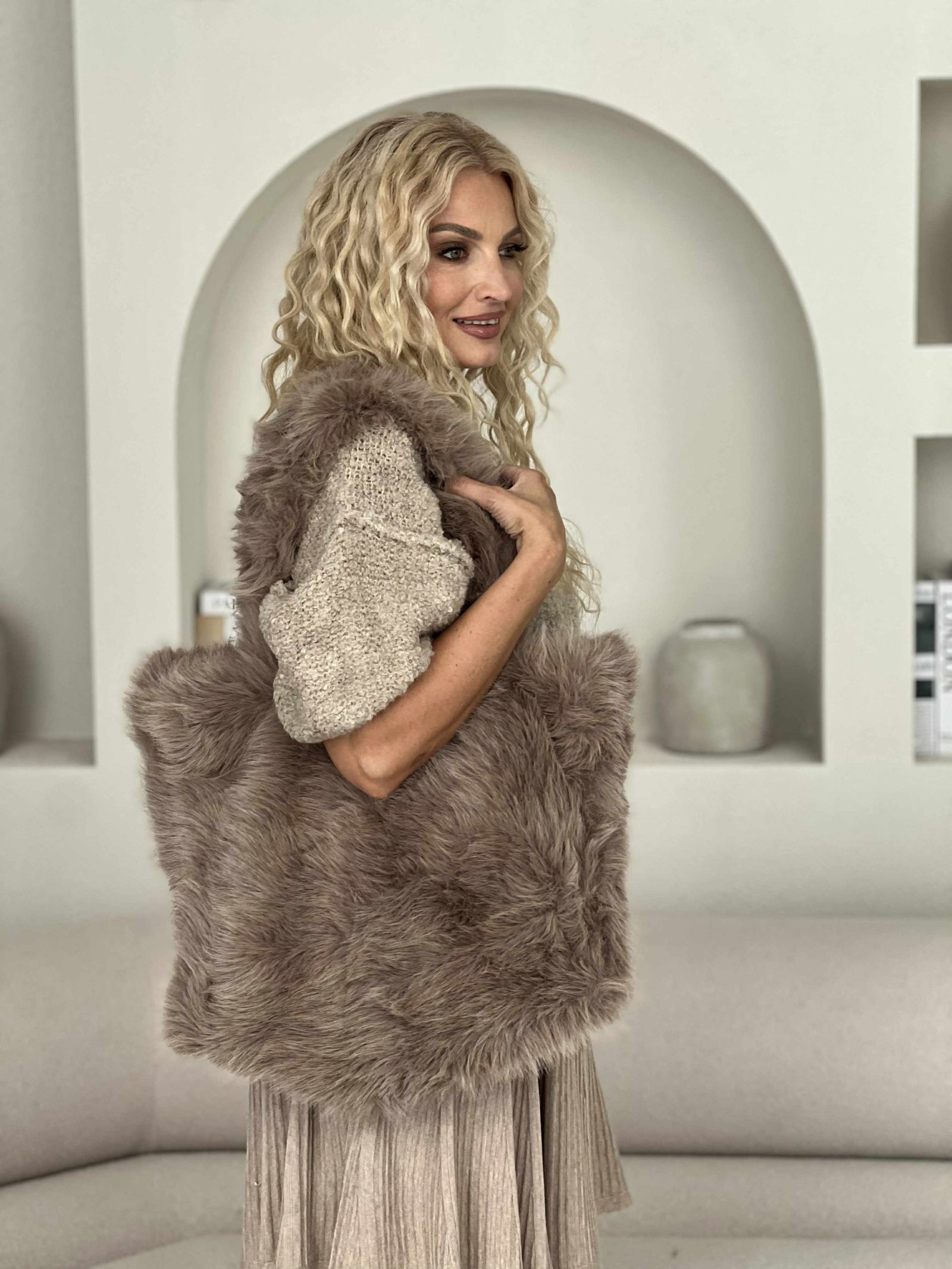 Dirbtino kailio rankinė, kapučino spalvos - Image 2