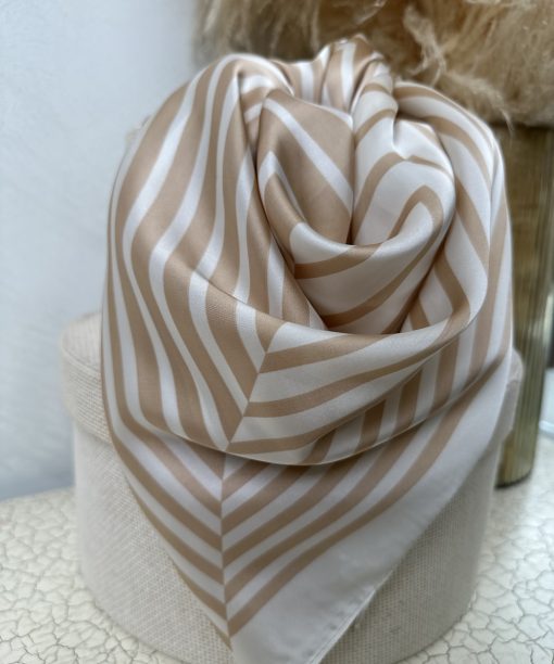 Latte spalvos skarelė