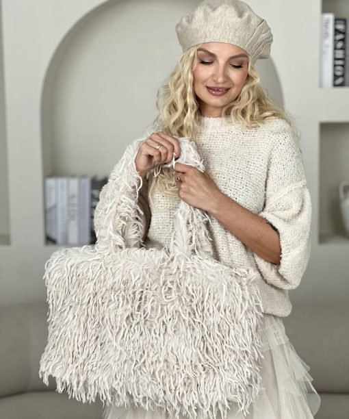 Rankinė, ilgesnio kailiuko,pieno spalvos