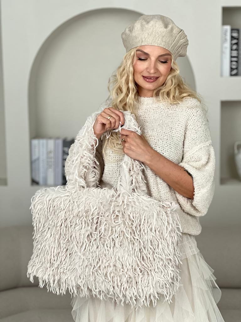 Rankinė, ilgesnio kailiuko,pieno spalvos