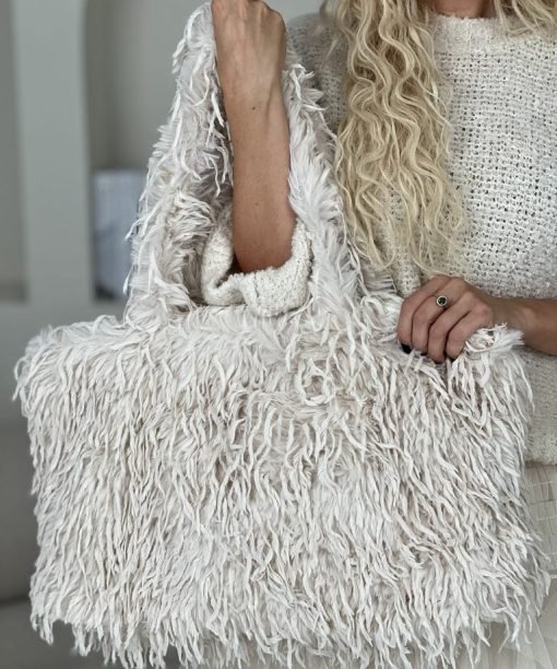 Alternative view of Rankinė, ilgesnio kailiuko,pieno spalvos