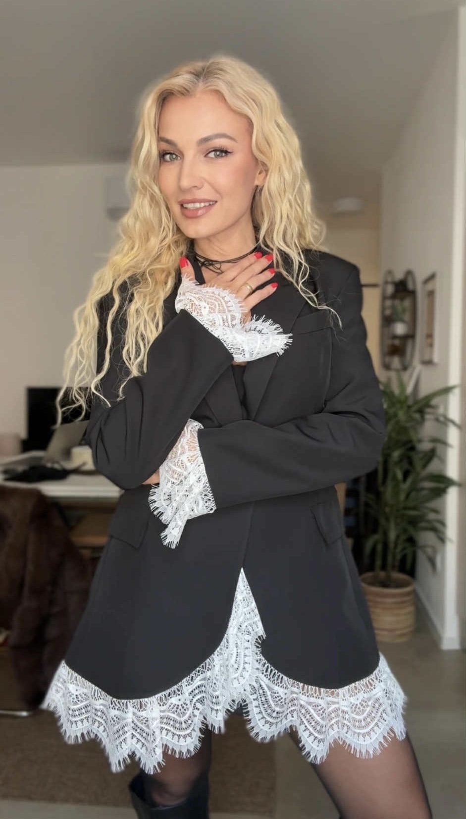 Švarkas su baltais nėrinukais, juoda spalva