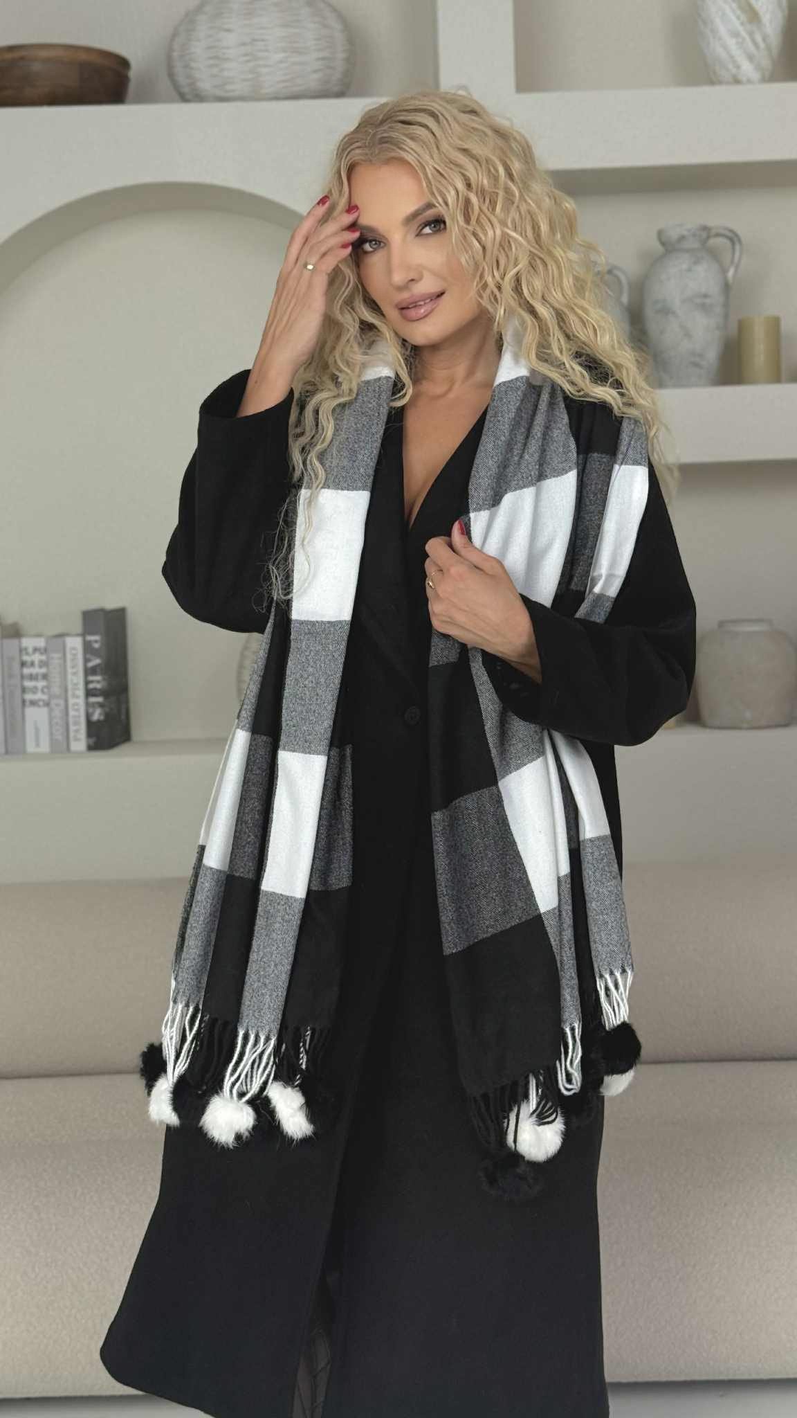 Šalikas "Languotas su kailio burbuliukais" juoda/balta spalva