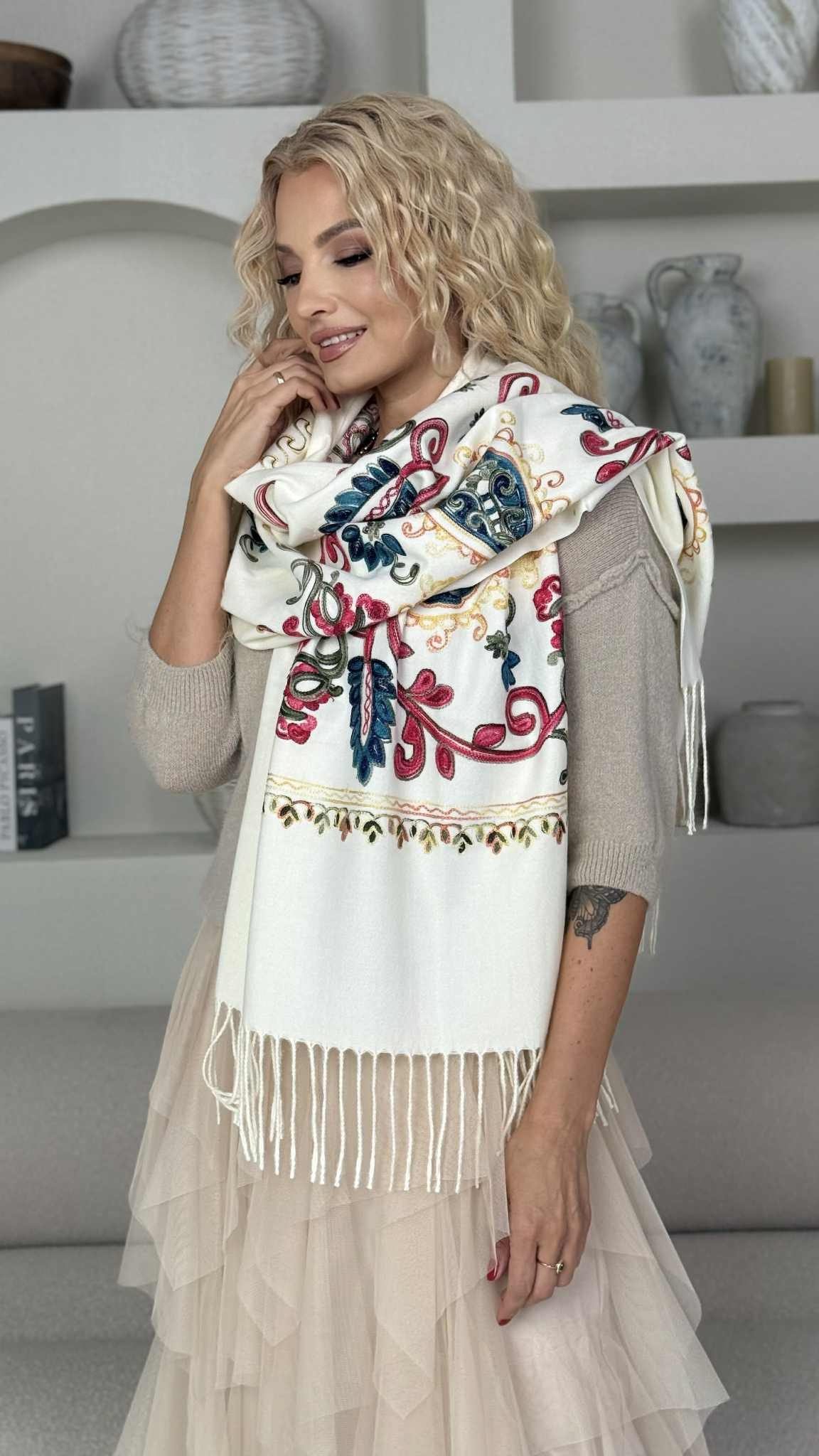 Šalikas "Siuvinėti ornamentai" , balta spalva