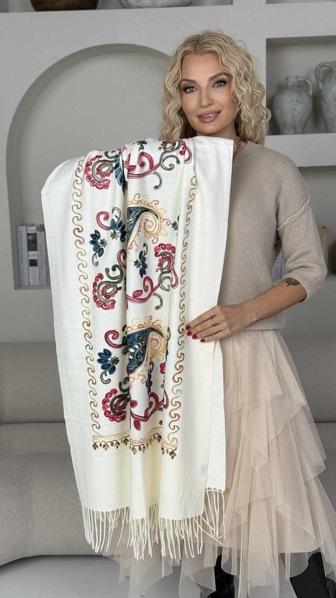 Šalikas "Siuvinėti ornamentai" , balta spalva - Image 2