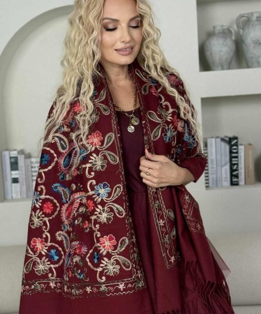 Alternative view of Šalikas "Siuvinėti ornamentai" , vyno spalva