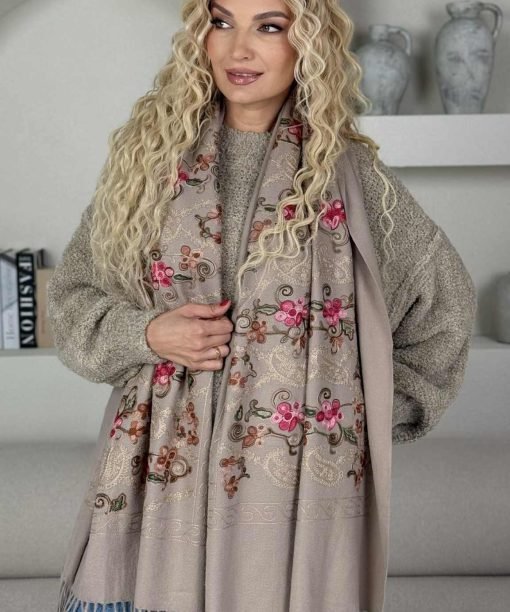 Alternative view of Šalikas "Siuvinėti ornamentai" , kapučino spalva