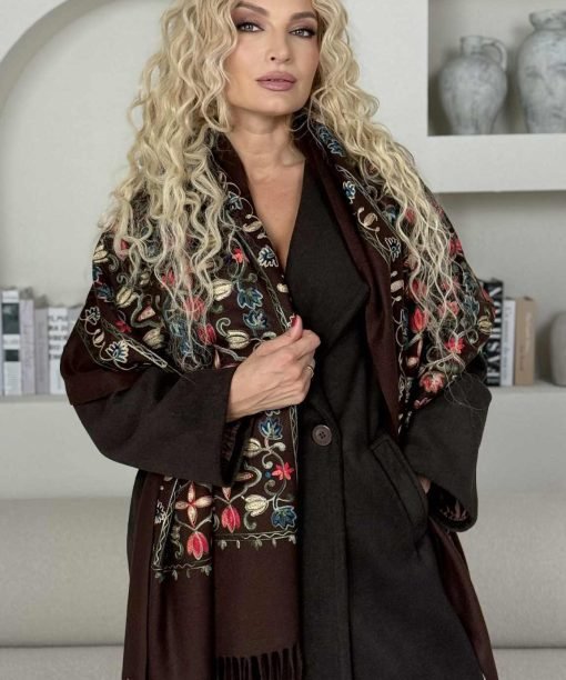 Alternative view of Šalikas "Siuvinėti ornamentai" , šokolado spalva