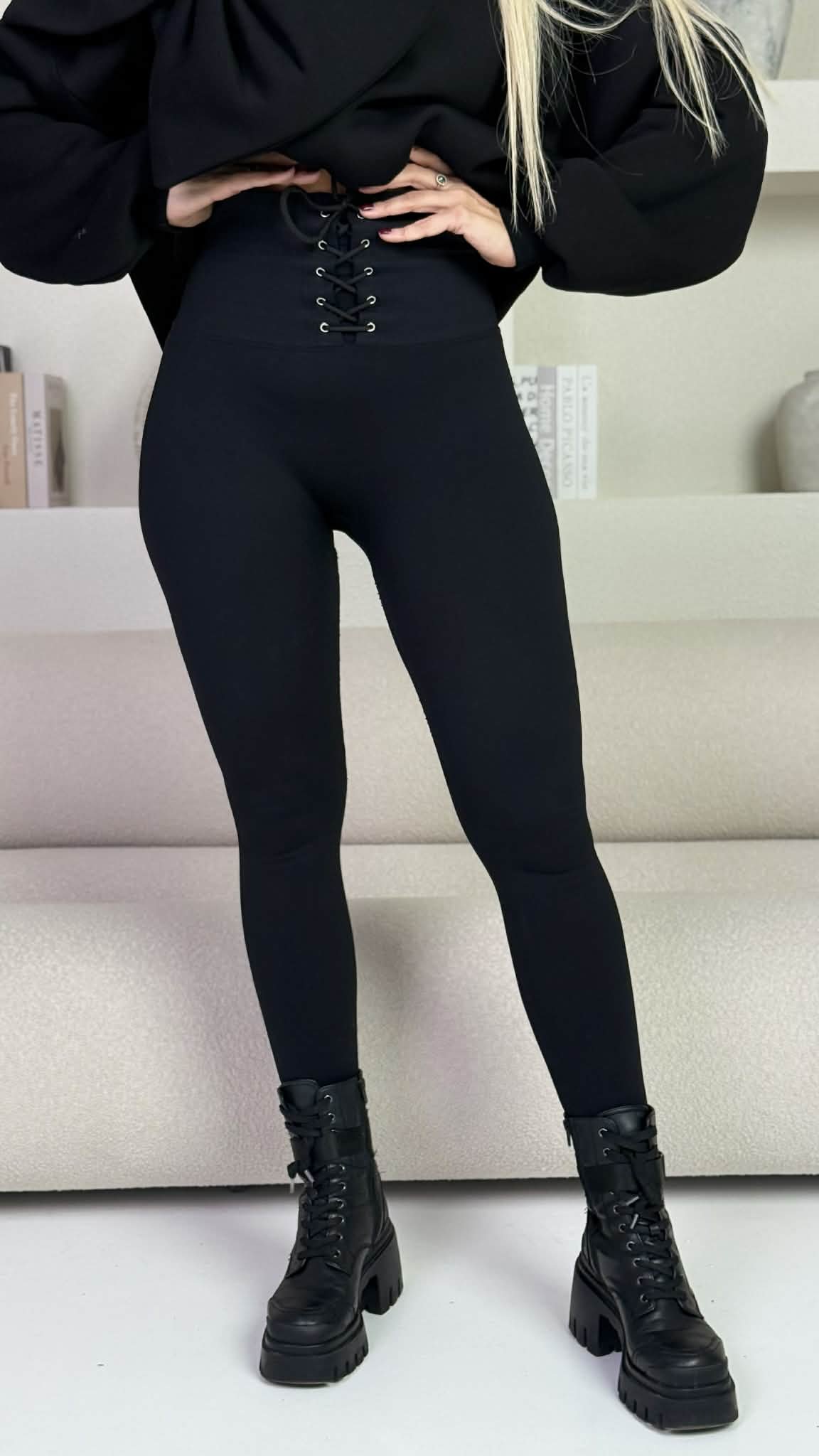 Tamprės, korsetinės, juoda spalva