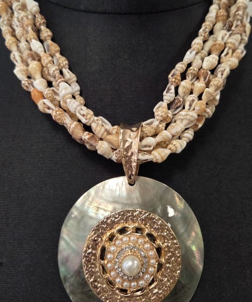 Alternative view of Kaklo papuošalas "Tamsi kriauklė su perlu"