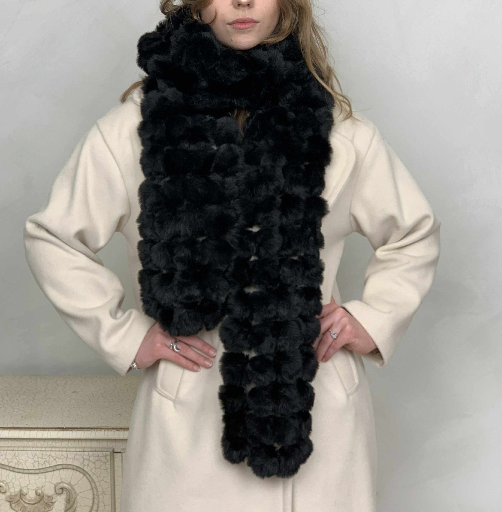 Kailinis šalikas „Gniūžtės, juoda spalva