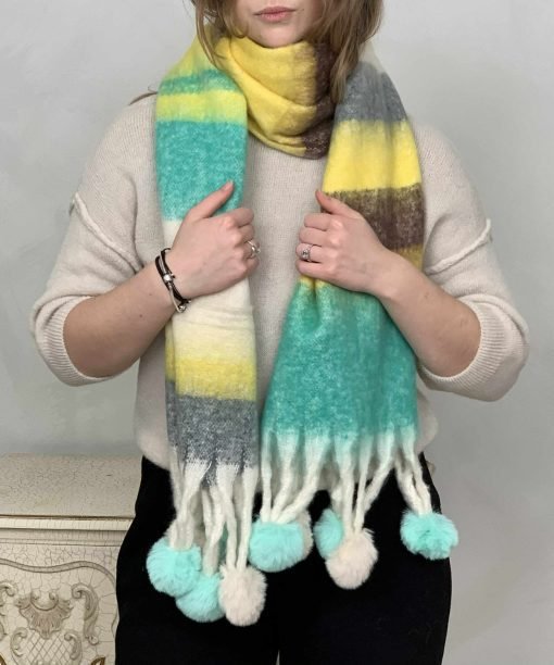 Alternative view of Šalikas "Linijos" su kailiniais bumbulais, mėtų/geltona