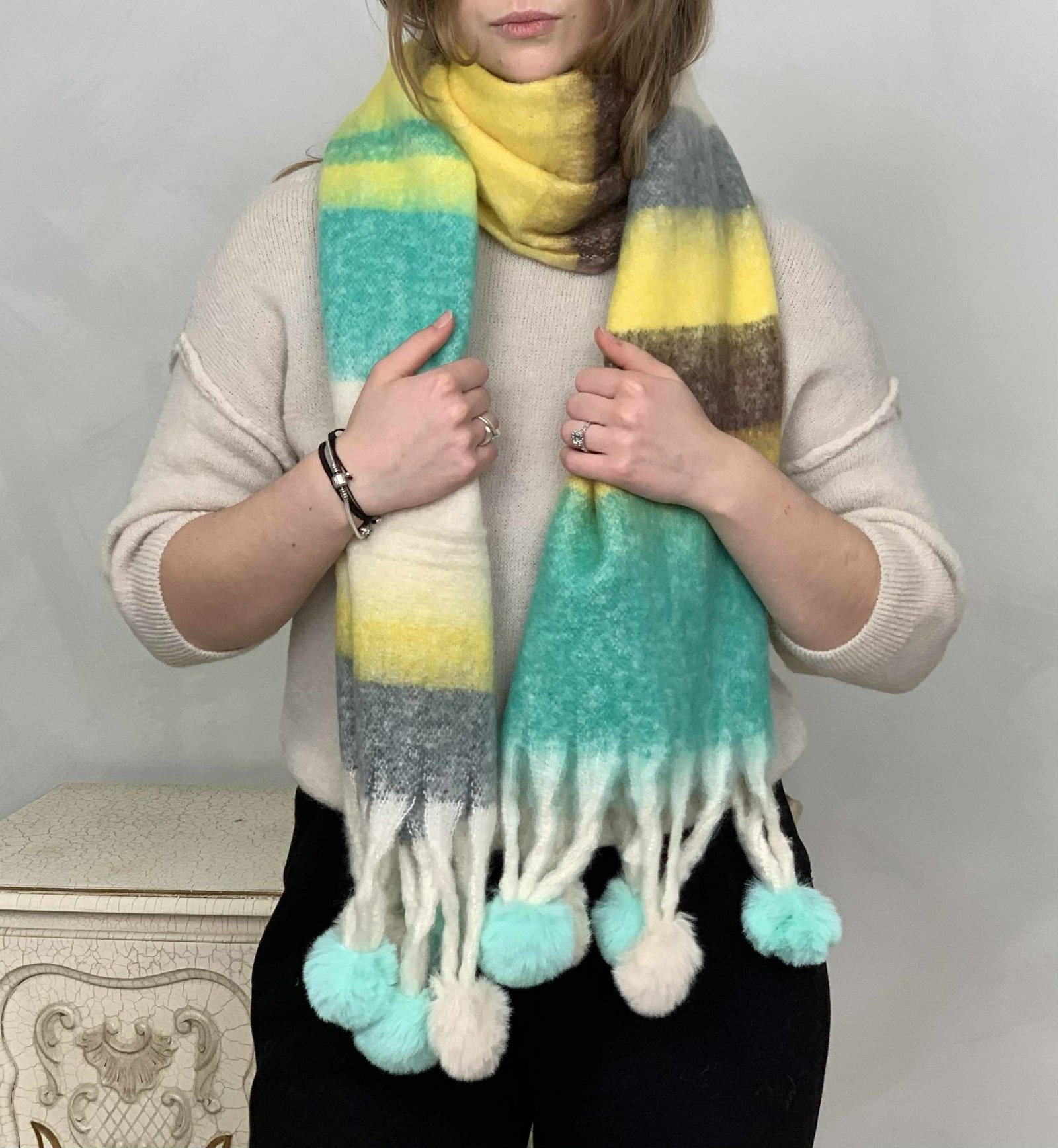 Šalikas "Linijos" su kailiniais bumbulais, mėtų/geltona - Image 2