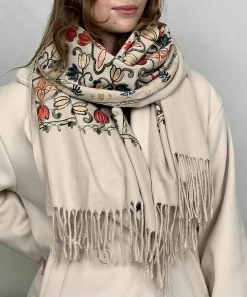 Šalikas "Siuvinėtas", latte spalva, koralo-mėlyna