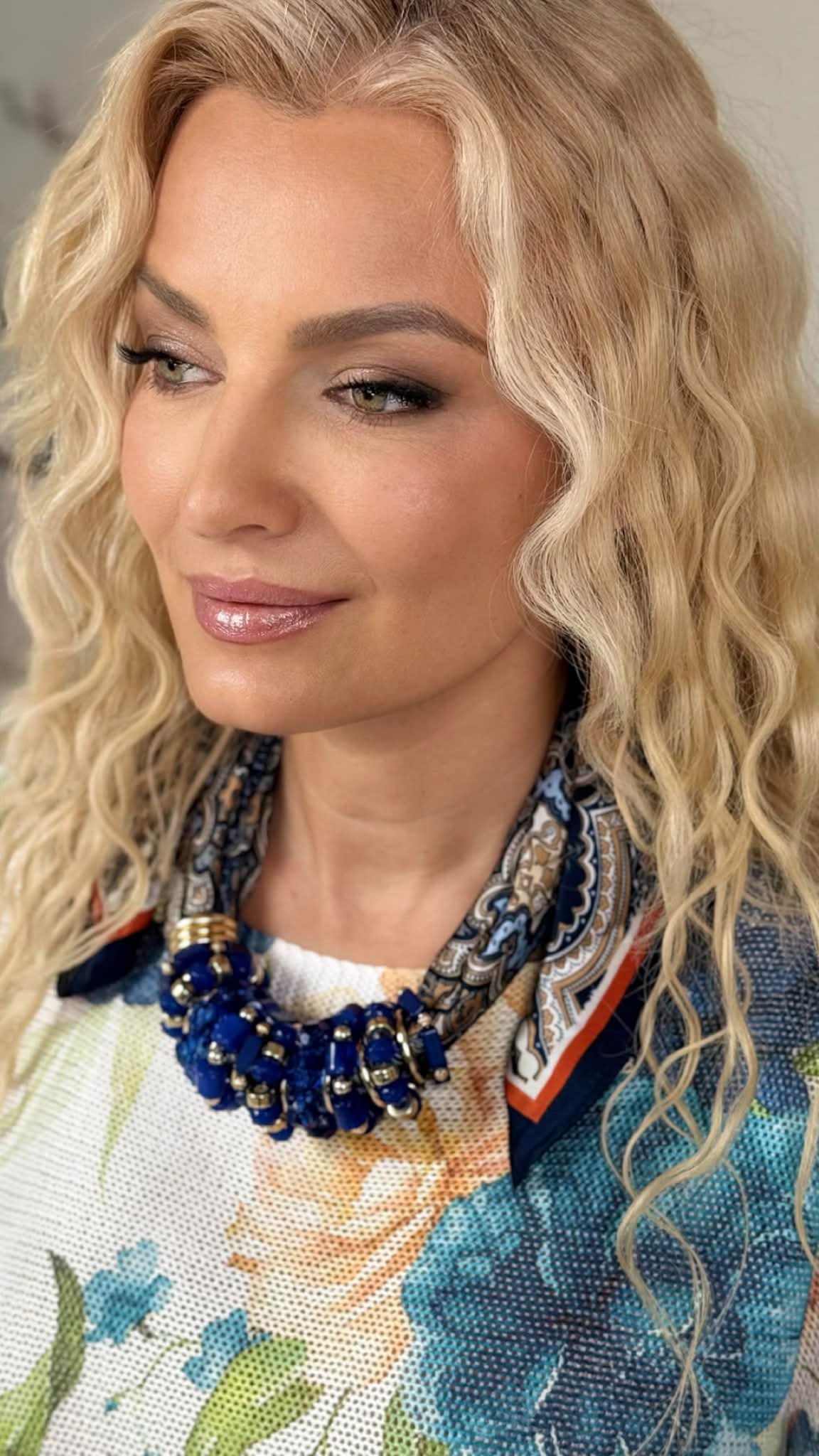 Kaklo papuošalas "Žiedai iš kristaliukų, skarelė", mėlyna