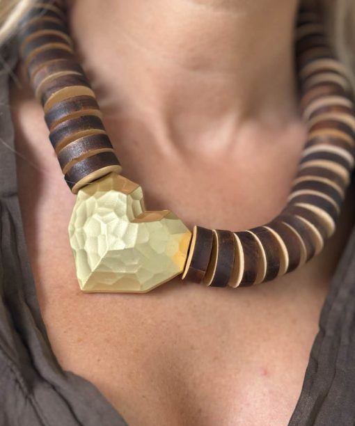 Kaklo papuošalas “Medinukas su širdele”, ruda spalva