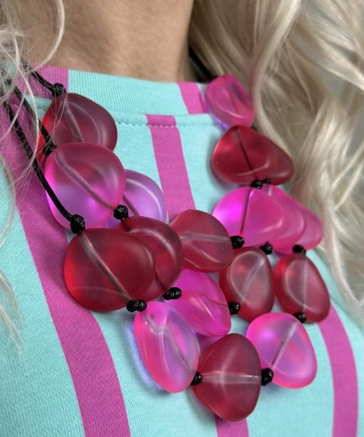 Kaklo papuošalas "Spalvoti akmenėliai", fuksijos spalva