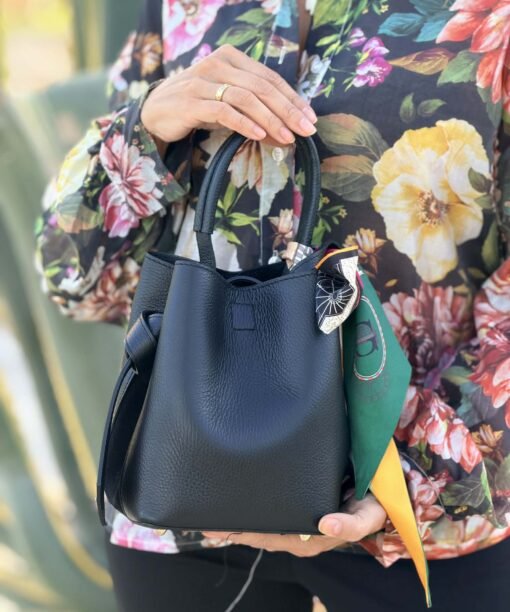 Rankinė su skarele, juoda spalva