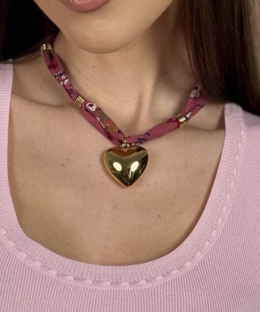 Alternative view of Kaklo papuošalas, "Širdelė su juostele", avietinė spalva