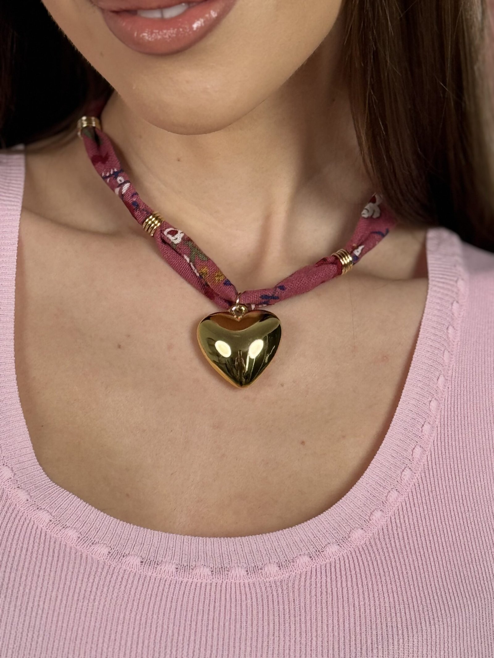 Kaklo papuošalas, "Širdelė su juostele", avietinė spalva - Image 2