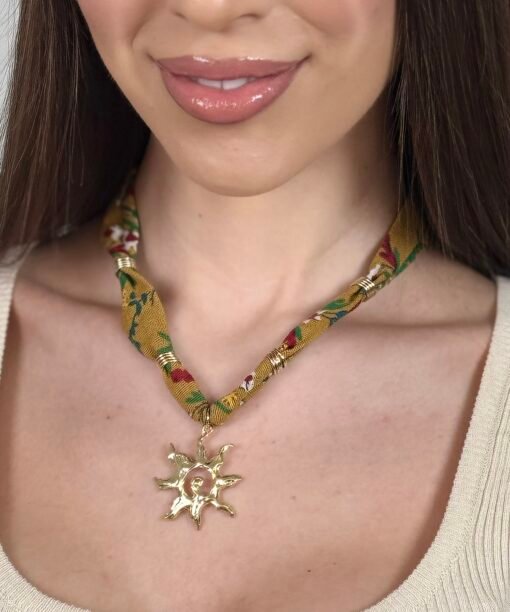 Kaklo papuošalas "Gėlėta juostelė ir saulė", garstyčių spalva