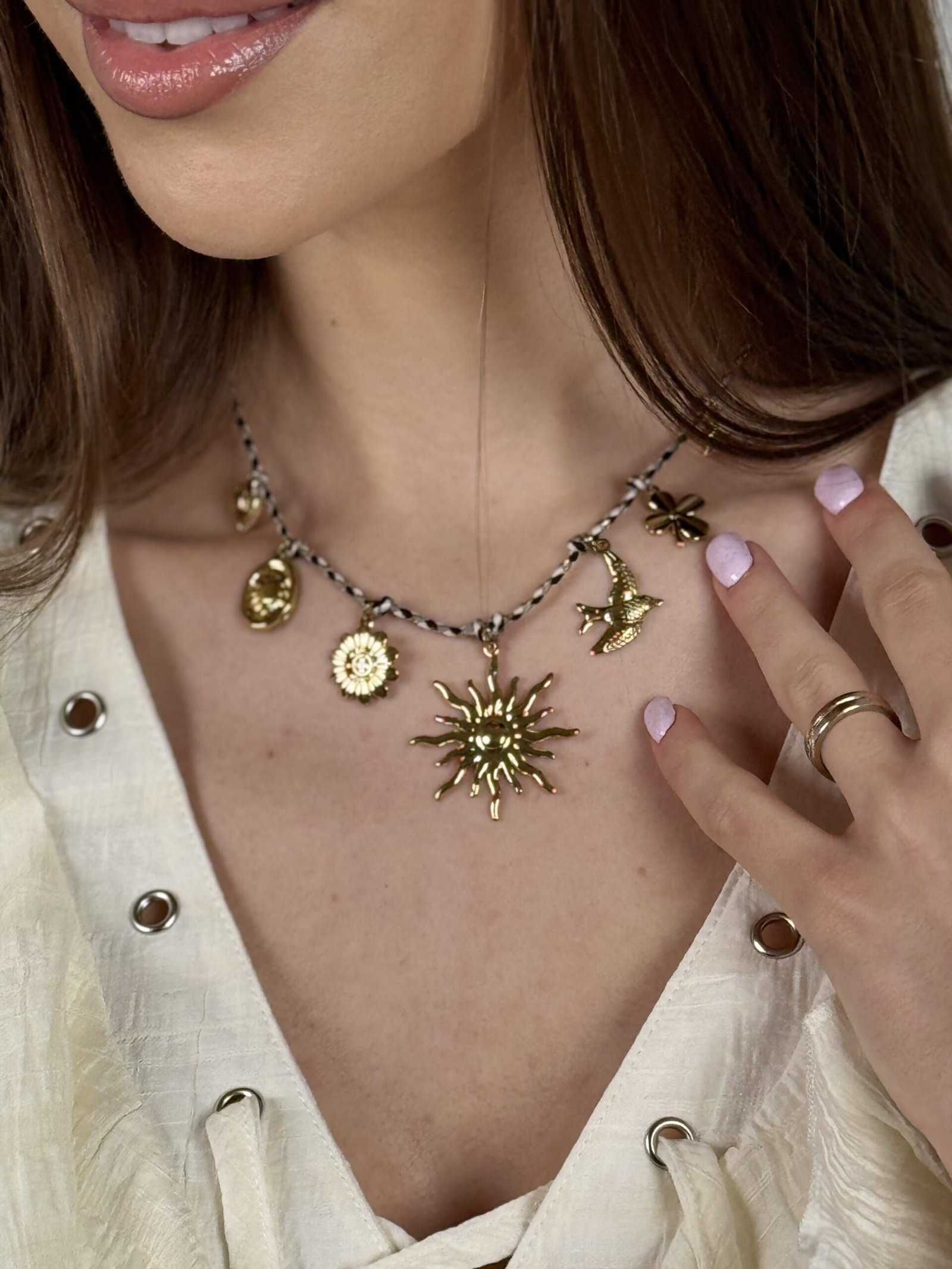 Kaklo papuošalas, "Pinta juostelė su saule ir kregždute"