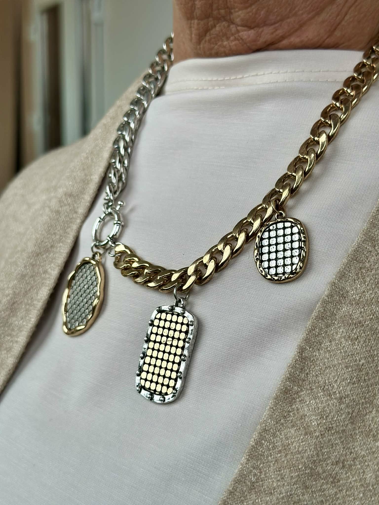 Kaklo papuošalas "Monetos" sendinto aukso ir sidabro spalva