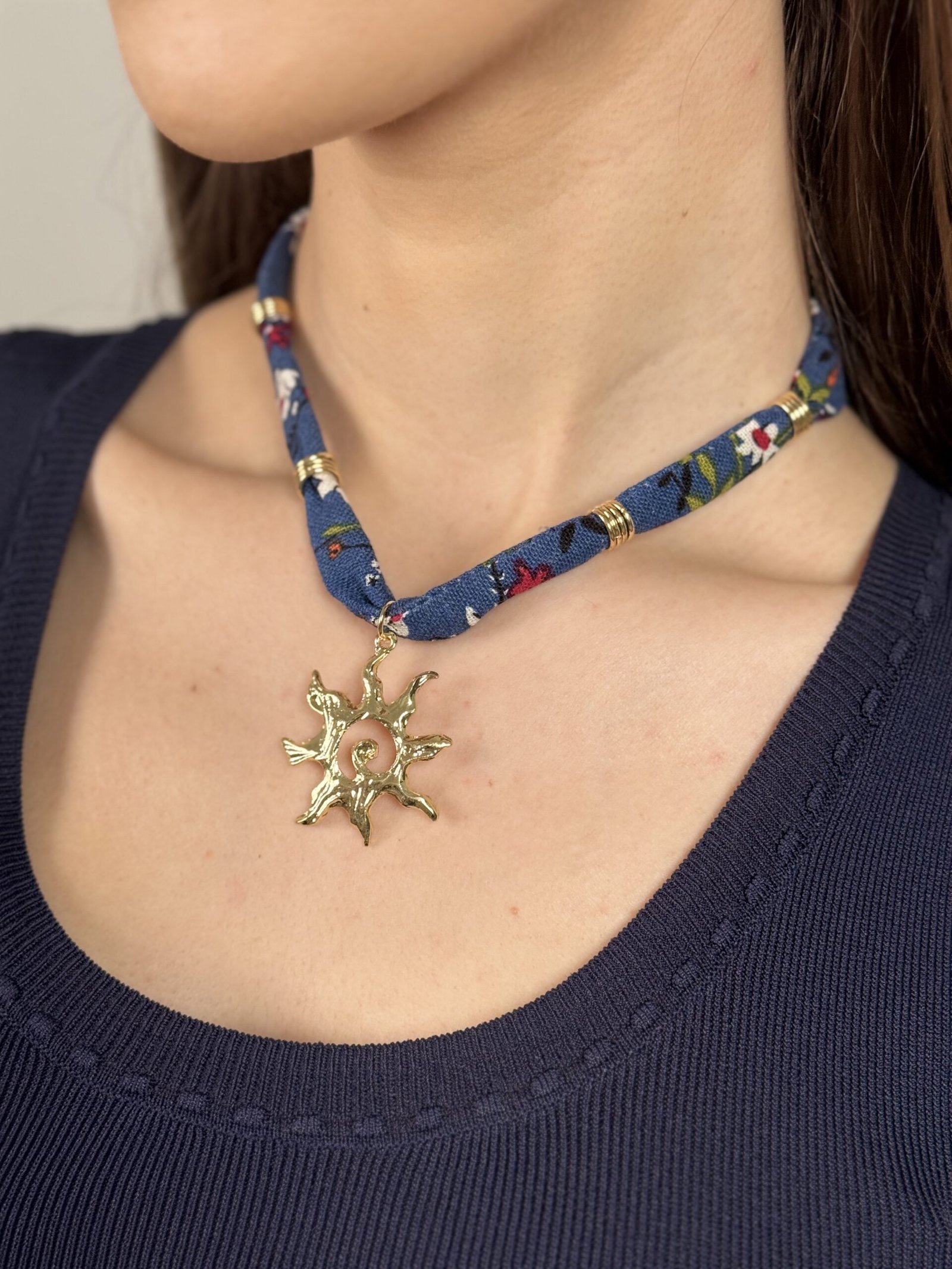 Kaklo papuošalas "Gėlėta juostelė ir saulė", mėlyna spalva