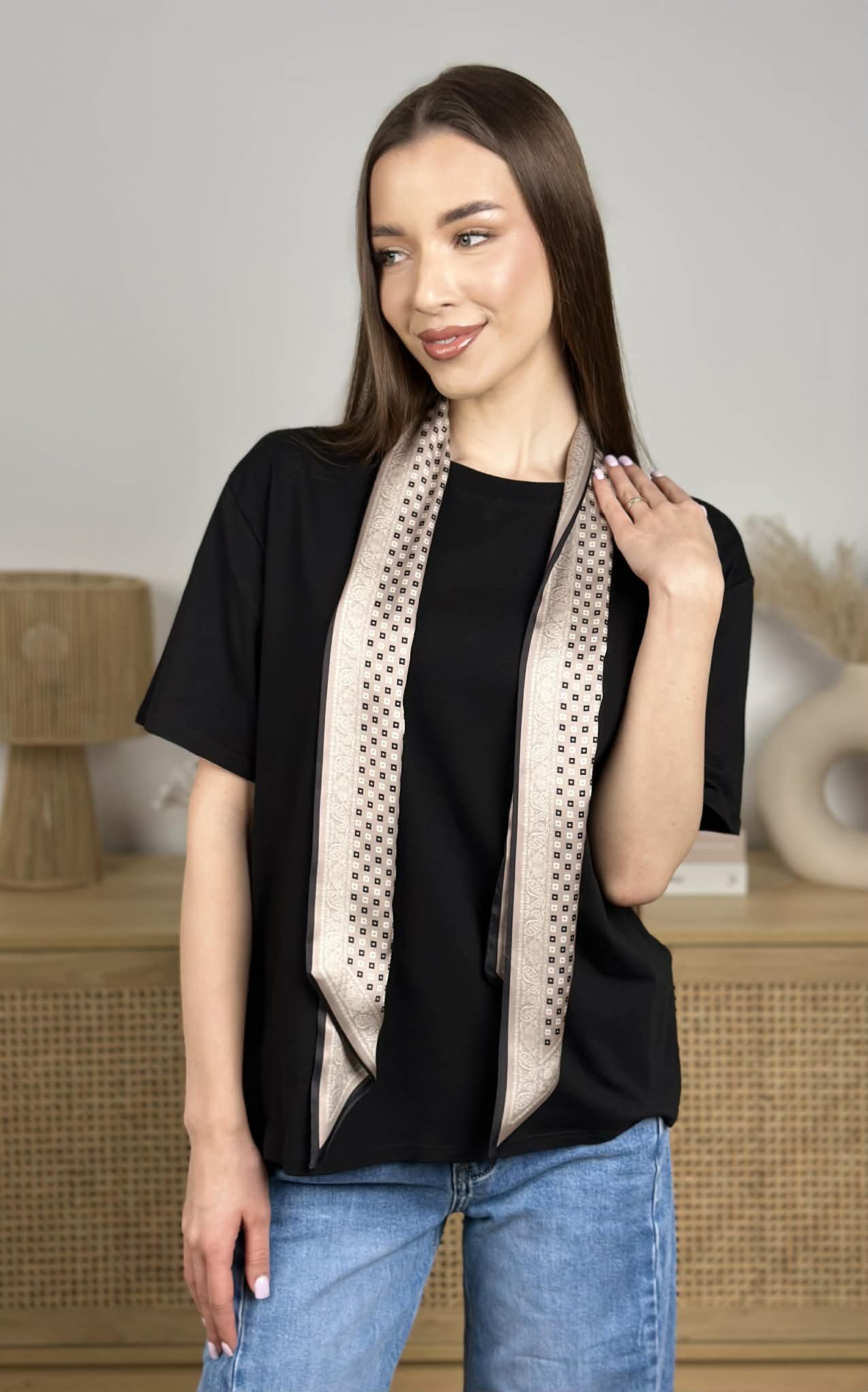 Skarelė, siaura, kapučino spalva su juodais ornamentais - Image 2