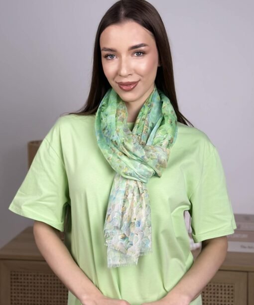 Lengvas šalikėlis "Žiedlapiai", žali atspalviai