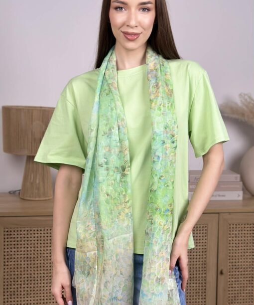 Alternative view of Lengvas šalikėlis "Žiedlapiai", žali atspalviai