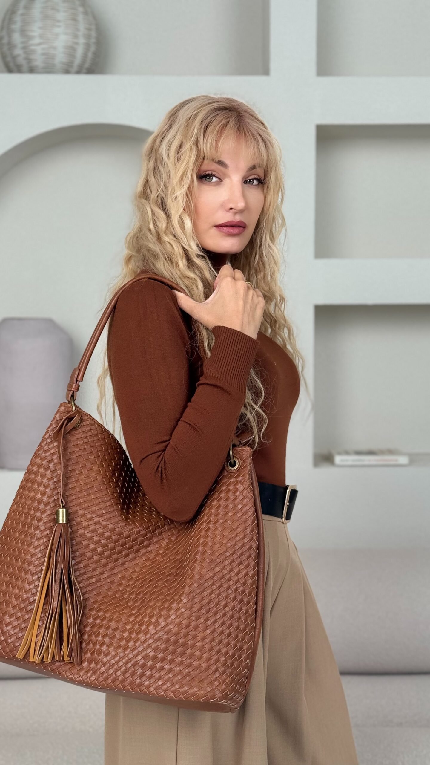 Rankinė "Pinta su kutosu, didelė", camel spalva